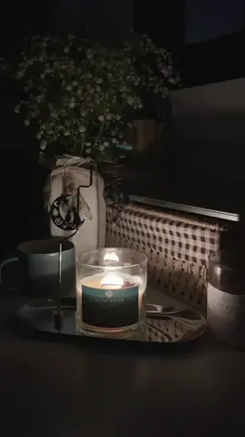 - Em thấy anh đeo chiếc đồng hồ đó lâu lắm rồi.  - Ừm! Cũng khá lâu rồi, đẹp mà phải không? ( tôi cười và đáp). - Không hợp với anh tí nào, nó cũ với dây hình như hư cả rồi.  - Như thế nào mới gọi là hợp hả em? Anh thấy thích và đeo nó vô cùng thoải mái. Dây dù cũ nhưng khá bền. ( tôi lại cười và đáp)  - Thôi đi anh ơi! Em chắc chắn không phải anh mua rồi. Khai đi, là ai tặng chứ gì?  - Ừm! Chiếc đồng hồ này cô ấy tặng anh. Tuy hiện tại không là gì của nhau nữa nhưng đây là kỉ niệm. Nó nhắc anh nhớ về những gì đã qua của tháng ngày trước. ( tôi mỉm cười và đáp tiếp).  - Nghe nói cô ấy có người khác rồi anh ngồi đây giữ chiếc đồng hồ kia làm gì không biết. Đồ si tình.  - Ừm! Cô ấy đang rất hạnh phúc. Còn chiếc đồng hồ đơn giản vì anh thích vậy thôi.( tôi lại cười).  - Thôi! Nói chuyện với anh chán quá, em đi ngủ đây.  - Ừm! Em ngủ ngon. Anh ngồi tí ngủ sau. ——— Thật ra mỗi người chúng ta mang trên người một món đồ gì đó không phải vì nó đẹp hay nhiều tiền, đơn giản nó gắn liền với ta một kỉ niệm khó quên. Và để nhắc cho ta biết được mình đã từng có những tháng ngày thanh xuân đẹp như thế.  #Gã #sttbuon #stt_buồn_tâm_trạng #tamtrang #radiobuon #radio #sad #buon #BookTok #sach #buon #tamsucungga #goccuaga #dalat #xuhuongtiktok  #stttamtrang #dalat #decor #nhabeubeu #beubeuhouse #beubeudecor 