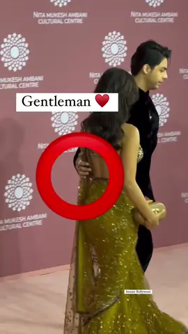 SRK'S son and daughter Aryan & suhana 😍#MyDolceMoment #bollywood #fy #video #viral #nitamukeshambaniculturalcentre #tiktok #MyDolceMoment 