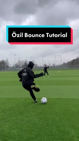 How to do the Özil Bounce #soccertips #footballtips #ozilbounce #mesutozil 