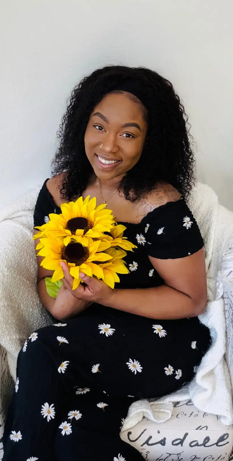 Mini Photoshoot ✨ Getting back to some old hobbies of mine 🫶🏾 #miniphotoshoot #homephotoshoot #diyhomephotoshoot #sunflowers #blackgirlphootshoot #prettygirl #lovingmyselfmoreeveryday #selflove #SelfCare #nomeangirlsallowed #goodvibesonly #positivevibes 