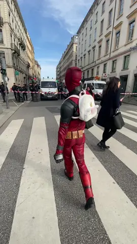 Vous voyez y a des smiles qui se dessinent !! My job is done #deadpool #deadpoolfrance #baddydeadpool #lyon #manifestation #sourire #rire #dance #danse #police #marrant 