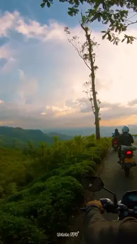 Rolling into the weekend like✨  . . #SriLanka #hichchaFPV #madolkale #green  #mountainview #sunset #naturelover #evening  #goldenhour  #mountain #traveler  #instik #worldtraveler #mountainlife #mountainlovers  #iamatraveler #nature #travel #mountains #mountainbike #adventure  #Hiking  #mountain  #landscape #bike #vibe #naturephotography #explore #hike  #travelgram 