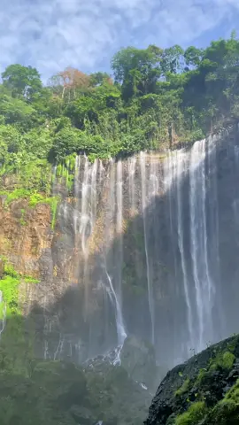 Air terjun tercantik versiku di Jawa Timur adalah air terjun #TumpakSewu. Lokasinya ada di Lumajang. #waterfall #amazingview #PesonaIndonesia #RekomendasiTravel #fyp #foryoupage 