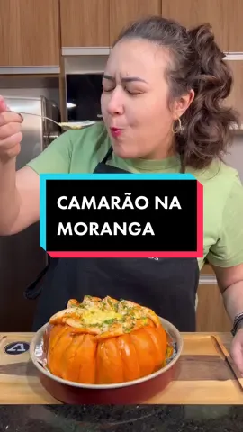 CAMARÃO NA MORANGA 🍤 ::Ingredientes - 1 abóbora moranga média  - Papel alumínio  - Camarão cinza grande - Salsinha - Manteiga - Requeijão cremoso Tempero da abóbora: - 1/2 cebola ralada - 3 dentes de alho ralado - 1 colher (chá) de lemon pepper  - 1 pitada de alecrim seco - Sal à gosto  - Azeite Refogado: - 400g de camarão cinza descascado - 1 limão - 1 cebola - 3 dentes de alho - 2 tomates - 1/2 pimenta dedo de moça - 100ml Água  - 2 colheres (sopa) de nata - 2 colheres (sopa) de requeijão  - Amido de milho - 50 ml de leite - Sal e pimenta do reino à gosto  - Azeite ::Modo de preparo - Com a ajuda de uma faca, corte o topo da abóbora para retirar a tampa e em seguida retire as sementes; - Para o tempero da abóbora, você vai ralar a cebola, o alho, misture com o sal, pimenta do reino, alecrim, lemon pepper e azeite; - Passe por dentro da abóbora, tampe, cubra com papel alumínio e leve para o forno a 180 graus por 1 hora; - Em uma tigela, tempere os camarões com sal, pimenta do reino, raspas de limão (isso faz toda diferença) e o suco do limão, reserve; - Na panela, coloque azeite e refogue a cebola, alho, tomate, pimenta dedo de moça e refogue até os legumes murcharem, em seguida entre com os camarões, a água, a nata e o requeijão. Dissolva o amido de milho no leite e acrescente na mistura, deixe cozinhar por aproximadamente 15 a 20 minutos. Acerte o sal no final; - Retire a abóbora do forno, retire parcialmente o papel alumínio, retire a tampa da abóbora e coloque o creme de camarões, finalize com o requeijão cremoso. Volte ao forno para dourar; - Depois de dourado, retire do forno e finalize com camarões grandes salteados na manteiga e salsinha fresca. - Sirva com arroz branco ou com o seu acompanhamento preferido. BOM APETITE! #camarao #camaraonamoranga #receita #food #foodblogger #gastronomia #semanasanta #pascoa #pascoa2023  #receita #receitapascoa #pascoa2023 #camarao #fy #foodtiktok 