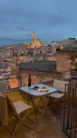 Spring date night #Matera #italy #italia #dolcevita #slowtravel #slowliving #slowlifestyle #fyp #tiktoktravel #romantic #beautifulview #datenight 