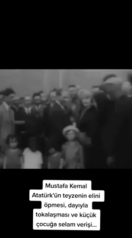 Mustafa Kemal Atatürk'ün teyzenin elini öpmesi, dayıyla tokalaşması ve küçük çocuğa selam verişi...