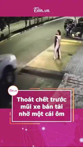 Thoát chết trước mũi xe bán tải nhờ một cái ôm #tiinnews