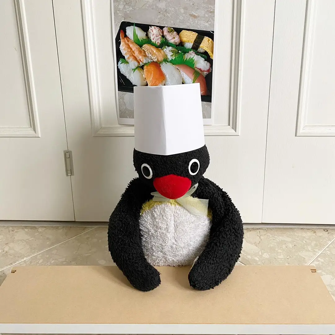 いらっしゃーい🐧😃 Welcome!🐧😃 ・ #ピングー #pingu #ぬい撮り #ペンギン #penguin #🐧 #寿司 #sushi #🍣 #stuffedanimals #plushies #nootnoot #japan 