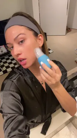 Ice rolling >> 🧊🥶 #faceiceroller #depuffing #refreshing 