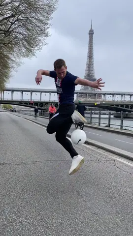 Paris we be signing in 🤙⚽️🇫🇷  #paris #psg #football #footballskills #messi #neymar #mbappe #fyp 