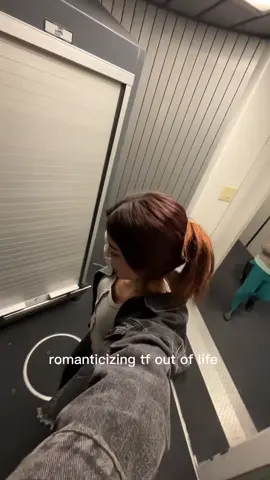 amo romantizar mi vida ❤️ siéntete como el personaje principal, tomate fotos bonitas, dibuja, haz lo que amas, sal a caminar, come rico, baila, cómprate regalos, haz lo que quieras pero sé feliz, esta es tu vida, no dejes que nada arruine tu paz mental y tu felicidad. #parati #viaje #pazmental #romantic #felicidad #contenido