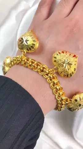 Betul betul merelip ye Gelang Tangan Love Besar ni. Mewah sangat design nye. Pakai baju simple simple pun tak pe dah yg penting tangan menyerlah dan naik seri ✨ #gelangtangan #gelangtanganwanita #gelangtanganraya2023 #gelangtanganmewah #gelangtanganviral #emasbangkokcop916 