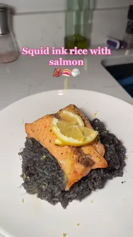 Squid ink rice 🤤 #blackrice #squidink #salmon #Recipe #dinner #DinnerIdeas 