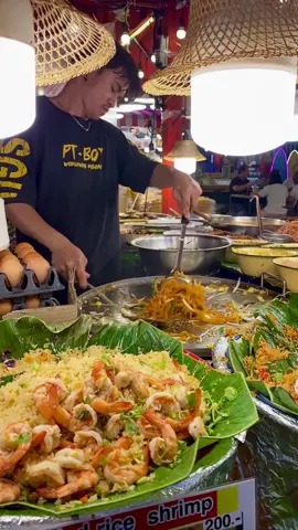 Real chef knows his stuff #travel #bangkok #thailand #thai #tourism #travelvlog #tour #thailandtravel #food #streetfood #chef #padthai 