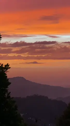Hidden gem disentul, cocok buat menikmati sunset, sambil buburit😍 #goldenhour #sunsetvibes #sunsetview #gunungindonesia #sahurrrr #puasa2023🕌 