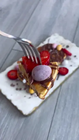 HOT CROSS BUN PROTEIN FRENCH TOAST😍🍫❤️ This hot cross bun protein french toast is the perfect Easter breakfast and contains 33g protein😍😍 🤍Ingredients🤍 - 1x Hot cross bun - 25g protein powder  - 1x small egg - 20ml oat milk - 8g chocolate spread - 15g mini eggs ⭐️METHOD⭐️ - Add your egg, milk and protein powder to a blender and blend until you get a smooth mixture. - Pour into a bowl and leave your hot cross bun to soak in the mixture for 2 minutes on either side. - Spray a heated pan with some frylight and cook your hot cross bun until golden on either side. - Remove from the pan and drizzle over your melted spread, top some fresh strawberries and mini eggs then ENJOY!! ✨CALORIES: 459 ✨PROTEIN: 33g ✨CARBS: 50g ✨FAT: 14g Tag us if you make it😍✨🤍 If you want macro-friendly delish foods like this on a tailored meal plan for YOUR individual goals, click the link in our bio to enquire about empower online coaching today! 