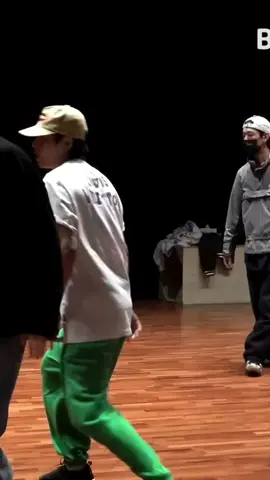 dance practice taetae 😚 #fyp #fypシ #foryou #foryoupage #foryourpage #bts #btsarmy #bts_official_bighit #방탄소년단 #kpop #trending #xh #xuhuong #viral #taehyung #kimtaehyung #v #kth #thv 