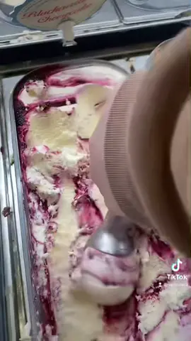 Rating the ice cream scoops from one to ten #fyp #icecream #icecreamshop #fowey #rubysicecream #fylpシ #foryou #foryoupa 