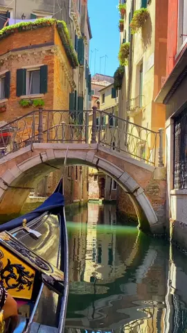 Going on a gondola ride in Venice will make you fall in love there🧡 #venice #italy #venezia #italia #travel #traveltiktok #fyp #fypシ #veniceitaly #gondola #venicegondola #foryou 