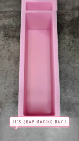 #artisansoap #soap #fypシ #satisfying #bestsoap #soapmaking #handpoured #supportlocal #soapchallenge #supportsmallbiz #handmade #coldprocesssoap 