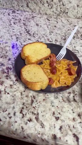 Making to my kids liking. #DinnerIdeas #dinerrecipe #pasta #pastarecipes #garlicbread #fyp 