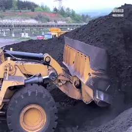 Caterpillar 992G wheel loader louding coal on trucks wiht 1 pass
