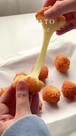 Bánh khoai tây phô mai chiên xù ngoài giòn rụm, trong có nhân phô mai dẻo dai kéo sợi ngon xỉu 🤤