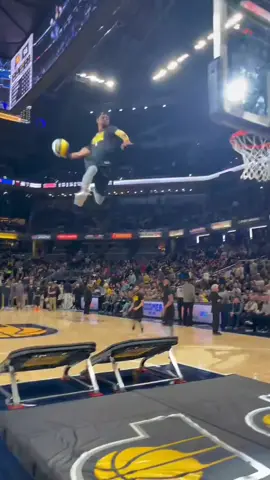 Yo somebody name this pass! @officialcam_jam #dunk #flip #teamwork #nba 