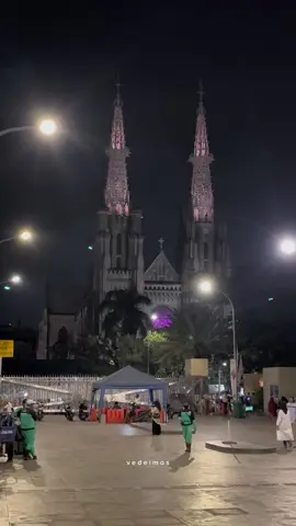 kemarin buka puasa disini, dan yg bikin terharu pas magrib yg satu suara lonceng yg satu suara bedug, bunyi berbarengan 🥹 #fypシ #masjid #gereja #indonesia #jakarta #bedaagama #toleransi 