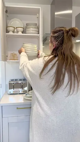 Amazon kitchen finds 👏🏼🙌🏼 Carote non stick pots & pans with removable handles 🤩  Linked in bio under shop kitchen 😘  #kitchenware #kitchengadgets #amazonfind #kitchenamazonfinds #persimmonhomes #persimmonchedworth #whitekitchen #kitchenstorage #kitchenstoragehacks #newbuildkitchen #newbuild #newbuildhomes 