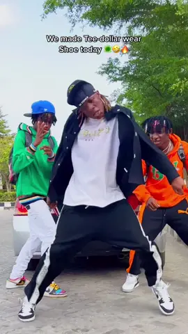 How Do you like him shoes or Slippers 🤣🕺🏽 #fypシ #fyp #trend #viral #prank #viralvideo #tiktok #legwork #afrodance #dancer  #dancechallenge #xyzbca #teedollar 