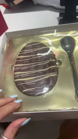 abrindo meu ovo de pascoa (te amo mamãe 