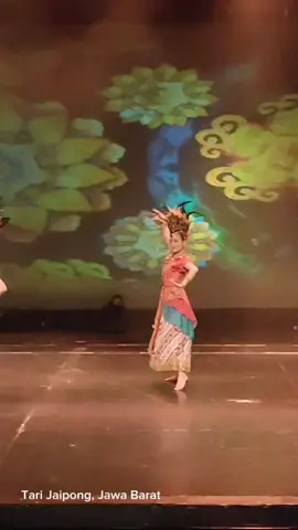 Tari Jaipong adalah tari warisan budaya Jawa Barat yang menjadi tarian pergaulan di tatar Sunda. Sering menjadi tarian pembuka dalam gelaran budaya ataupun aktivitas kesenian lainnya di tanah Pasundan ini. Tak terkecuali pada acara Gathering para pelaku pariwisata yang ada di Jawa Barat, DKI Jakarta, Banten dan Jawa Tengah pada Kamis 6 April 2023 di Trans Studio Bandung. Tarian Jaipongan dipersembahkan kepada tamu sebagai opening dance yang memukau. Maju terus budaya Sunda. #jaipong #jaipongan #jaipongan_sunda #budayasunda #wisatajawabarat #bandung #wisatabandung #transstudiobandung #transentertainment #jugala #bali #yogya #gelarbudaya 