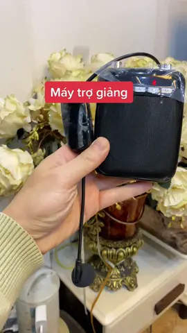 Máy trợ giảng Zansong M70 kèm micro không dây Thu hút bởi vẻ ngoài nhỏ gọn, đẹp mắt khi để bàn cũng rất chắc chắn. Máy trợ giảng Zansong M70 mang đến trải nghiệm âm thanh chân thực với độ vang tùy chỉnh. Sử dụng phổ biến trong công tác giảng dạy nhằm dễ dàng hơn trong việc truyền đạt và tiếp thu thông tin hiệu quả hơn. Micro không dây được thiết kế đeo tai để cho đôi tay bạn thoải mái diễn thuyết mà ko bị vướng víu, không bị mỏi khi sử dụng. #maytrogiang #ZansongM70 #giatotshop 