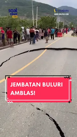 Jembatan Buluri amblas! Sejak jam 2 siang tadi (07/03), jembatan ini sudah ditutup dan tidak boleh dilintasi oleh kendaraan roda dua maupun roda empat. Air sungai tidak begitu tinggi, namun diduga air mengikis material batu dan pasir di sekitar tiang jembatan ditambah kendaraan bermuatan berat melintas jadi penyebab amblasnya jembatan ini. Saat ini sudah dibuat jalan darurat di dekat jembatan yang rusak. 📷 @soalpalu / Rizky