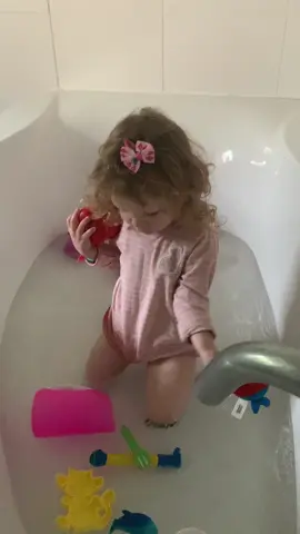 Martina se ha escapado y ha entrado en la bañera con pañales y todo hasta con un pimiento haha 