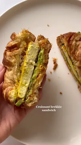 The most amazing breakfast ever  Recipe:  Tofu egg marinade: 1.5 tbsp avo oil, 1 tsp turmeric, 1 tsp nooch, pinch black pepper & black salt to taste  Coat tofu in oil and fry up in a pan. Build ur sandwich! I did spicy mayo, avocado, the tofu egg, ‘egg’ yolk, & veg bacon  #croissantsandwich #veganbrekkiesandwich #vegancroissant #tofuegg 
