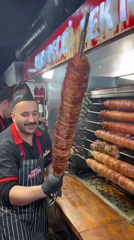 KOKOREÇÇİ NAFİZ TEZGAHTA 🤌👌 #Nafizusta #kokoreccinafiz #turkishfood #türkey #ramazan #iftar #yemektarifleri #yemek #yemekneredeyenir #tiktok 