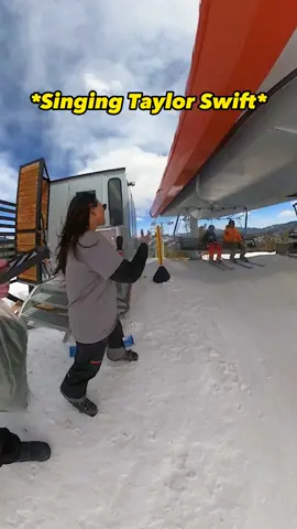 She should of won a grammy for this performance🔥 #karaoke #karaoketiktok #karaokechallenge #skiresort #skiresorts #skiresortlife #lifty #snowboarding 