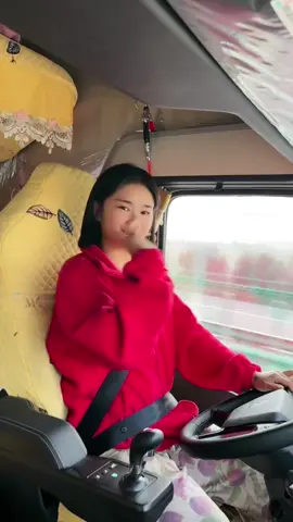 😎😍🥰🤩😘#truck #xe #xedep #xetai #xetaidep #truckdriver #truckdrivers #trucktok #xedaukeotrungquoc #xedaukeo #tractor #xuhuong #xekeo #girl #gaixinh #hotgirl #girls 