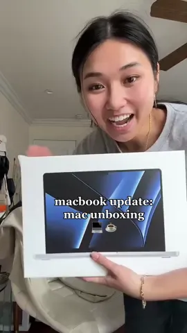 Replying to @its_me_ofc_4 EEEK IM SO HAPPY AND MY CASE CAME IN TODAY TOO!! this is just so perfect 😩😩 #macbook #unboxing #liquiddamage
