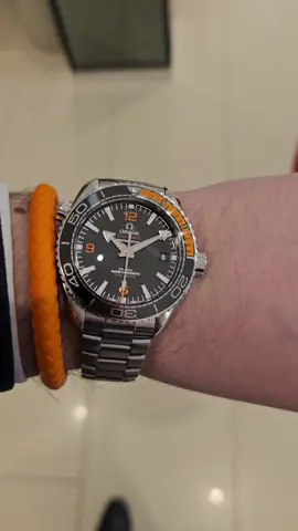 This incredible black and orange 43.5mm Seamaster Planet Ocean 600m Co-Axial Chronometer is currently available to purchase today at Berry’s Omega Showroom Nottingham! . The OMEGA Seamaster Planet Ocean 600M Master Chronometer is water resistant to 600 metres / 2000 feet / 60 bar, and has a helium-escape valve. . . . #omega #omegawatch #seamaster #planetocean #luxury #notts #nottingham #foryoupage #trending 