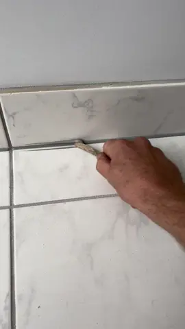 Spraying soapy water is the most important part 💡👌🏼 #learnontiktok #caulk #caulkinglikeapro #howtocaulk #tricksofthetrade #caulkingvictoria