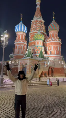 تلبس ايه و انتا في موسكو 🥶 4 layers of trousers + 5 layers of shirts + jacket + scarf + gloves + Ice cap + wool socks + boots  And you will still feel the cold 🥶😂 #russia #redsquare #fashion #cabincrew #flightattendant #coldweathertips #travelfun #justforfun #fypシ #fyp  #تيك_توك_عرب 