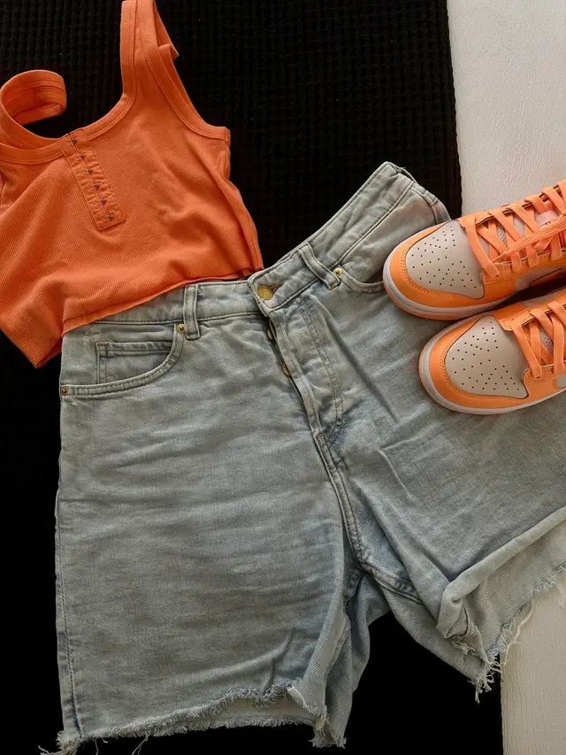 ✘ top @aerie  ✘ shorts @hm  ✘ shoes @footlocker @nike  #OOTD #dunksoutfit #sneakersoutfit #casualoutfits #hawaiioutfits 