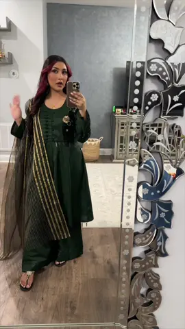 Shoutout to Danish for ironing this cuz i be burning all my desi clothes when i do it 😂 #pakistanifashion #OOTD #meerub #terebin #browngirl #southasiantok #shalwarkameez #greenoutfit #semiformaloutfit #dmvmakeupartist #punjabigirl 