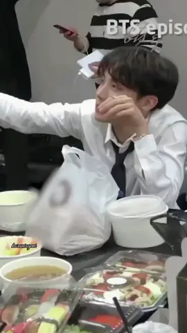 j-hope orgnya suka sekali berbagi. #jhope #armybts 