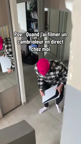 😱J’ai reussis a tout filmer !!😱 j’ai pas vu son visage avec sa cagoule rose… #voleur #cambriolage😱 #cambrioleur #wtf #effrayant #ps5 #trottinetteelectrique #ipad #miseenscene #joke #camerasurveillance #fiction #choque #prisenflague #peur #scary 