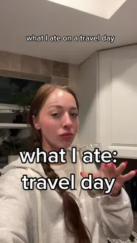 where’s the “healthy but not too healthy” girl because we would probably be friends #whatieatinaday #whatiate #travelnutritiontips #traveldayinmylife #fulldayofeating #fdoe #wieiad 
