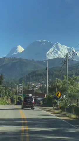 El imponente Nevado Huascaran con sus 6768 msnm. es el más alto de nuestro bello Perú 🏔️🇵🇪 #nevadohuascaran #cordillerablanca #peru #travel 